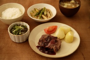 ⑬鶏肉とレーズンの赤ワイン煮定食